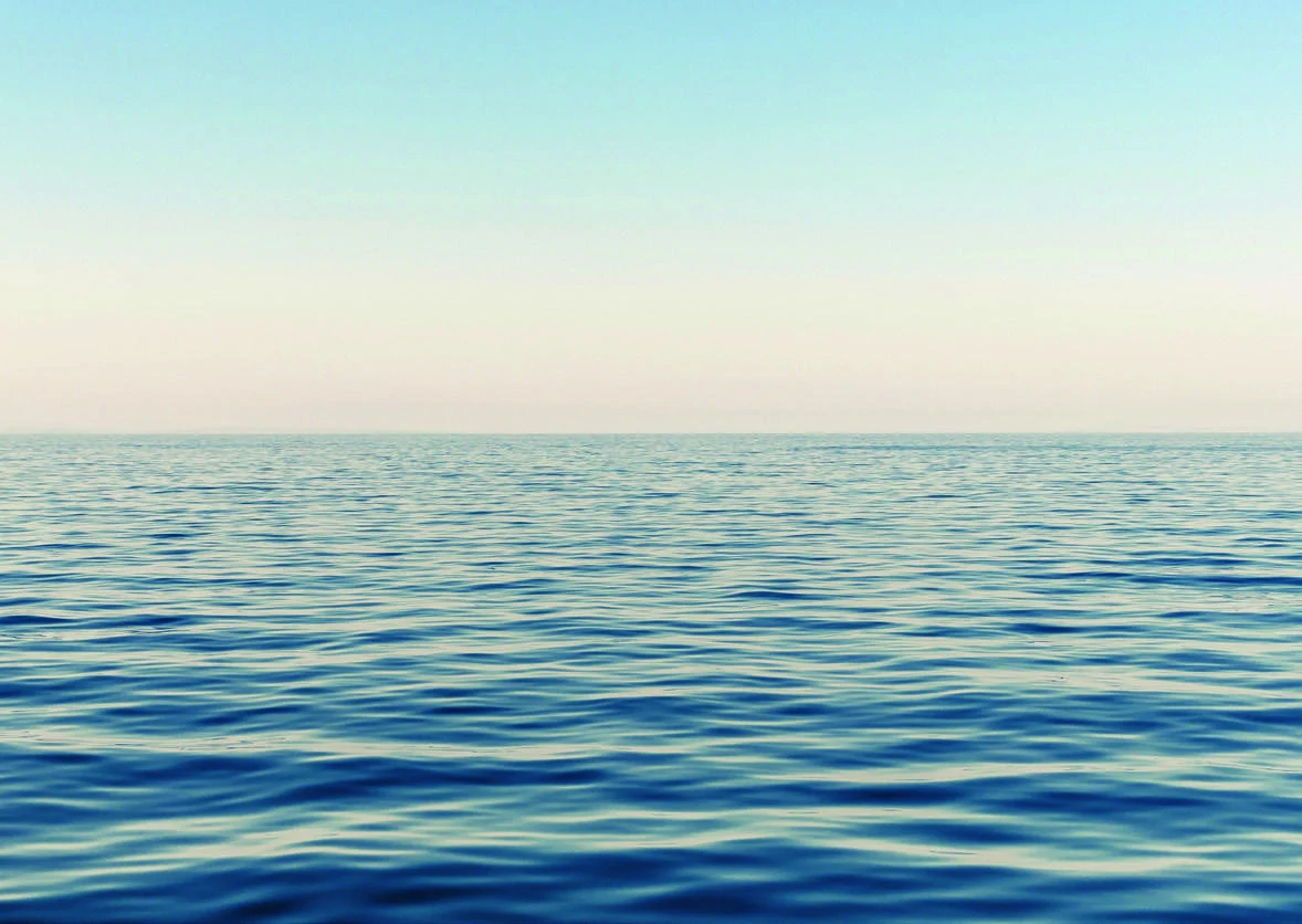 Ruhige See am Horizont